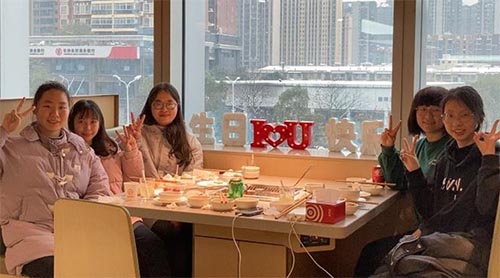 ����ͬ�У�׷��(m��ng)·���҂�һ���С��鶨��