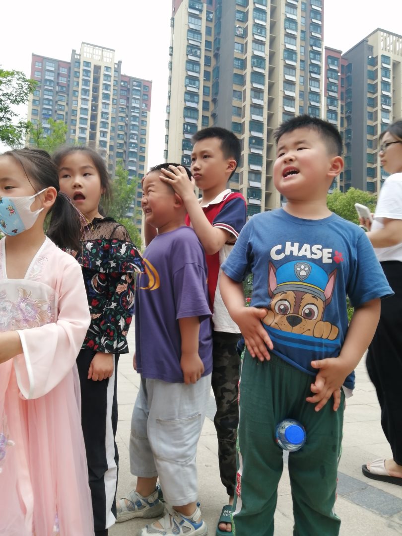 圖為小游戲開展前,小朋友們開心的等待。