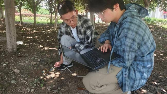 esp傳感器小組測量土壤溫濕度+鄭梓濤攝