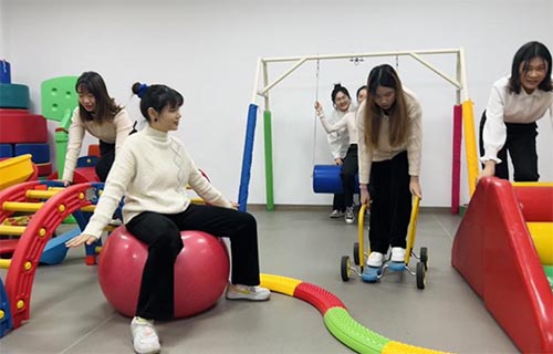 ׌���ຢ�ӓ�������һ���Ŀ옷(l��)ͯ��