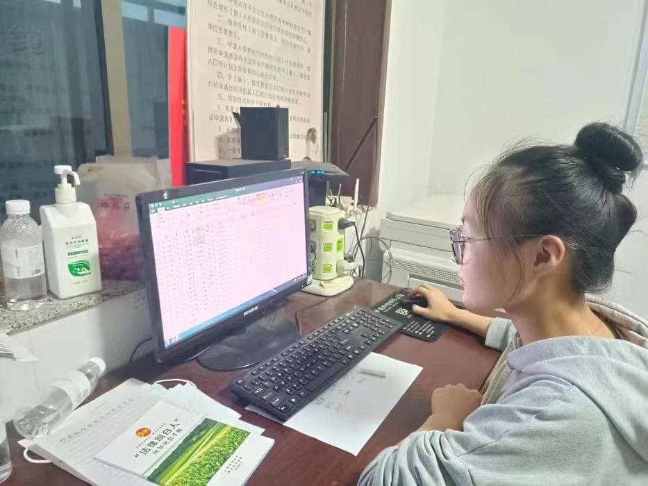 (圖為張鵑同學在做科普宣傳類數據整理)