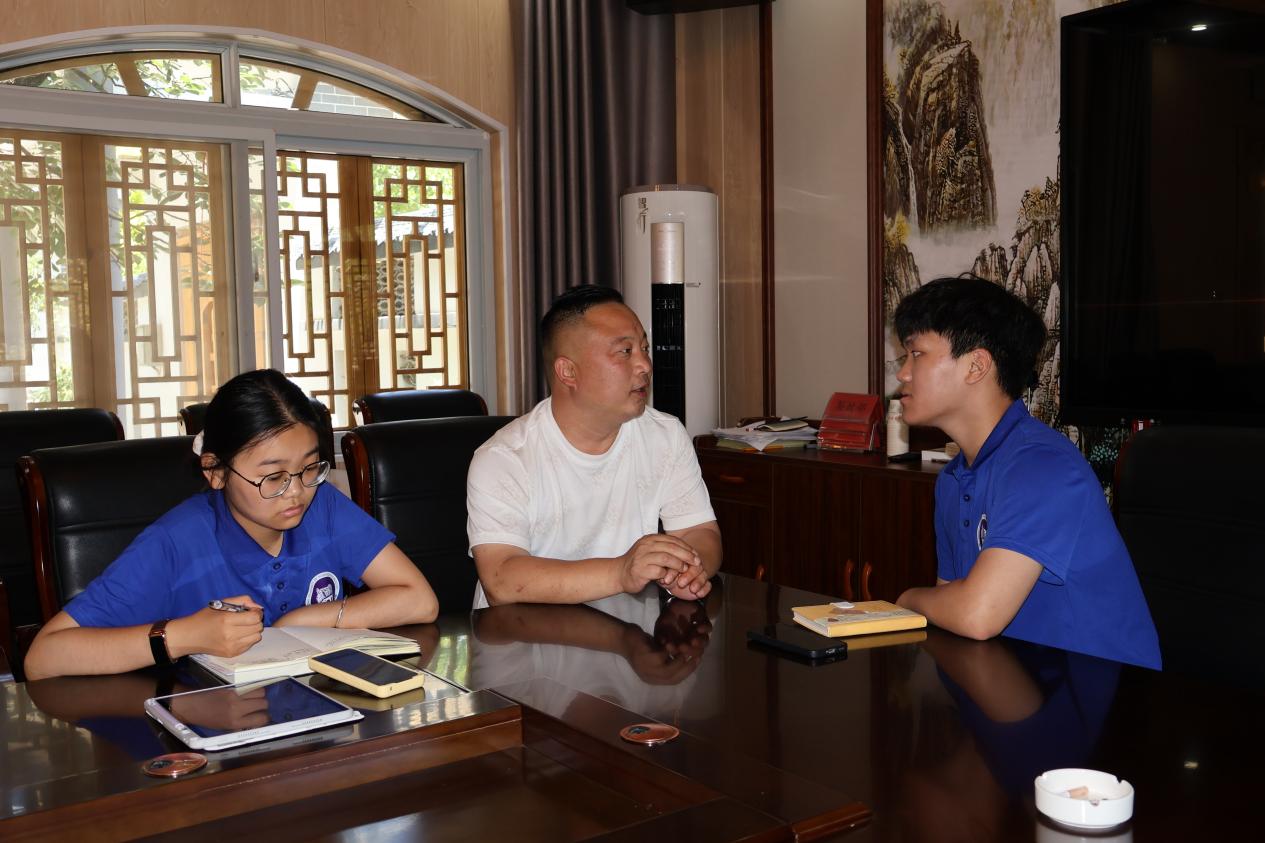 圖為實踐團成員采訪撥云嶺村村干部 黃雅莉 供圖