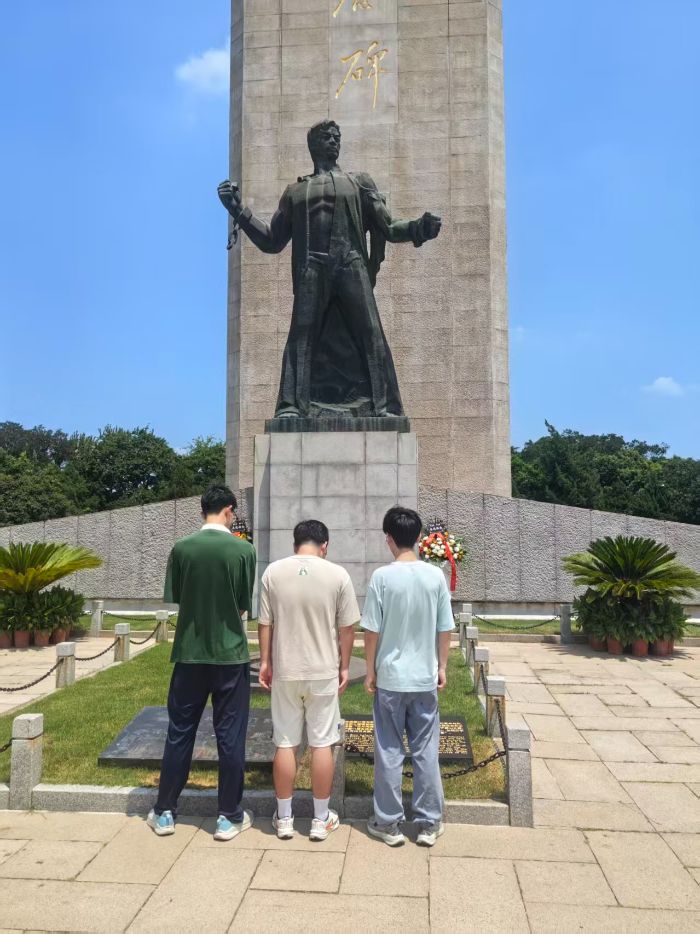 肅立默哀(周子軒攝)